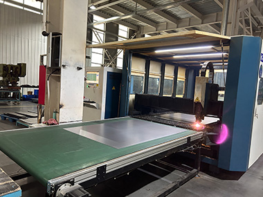 Laser cutting machine